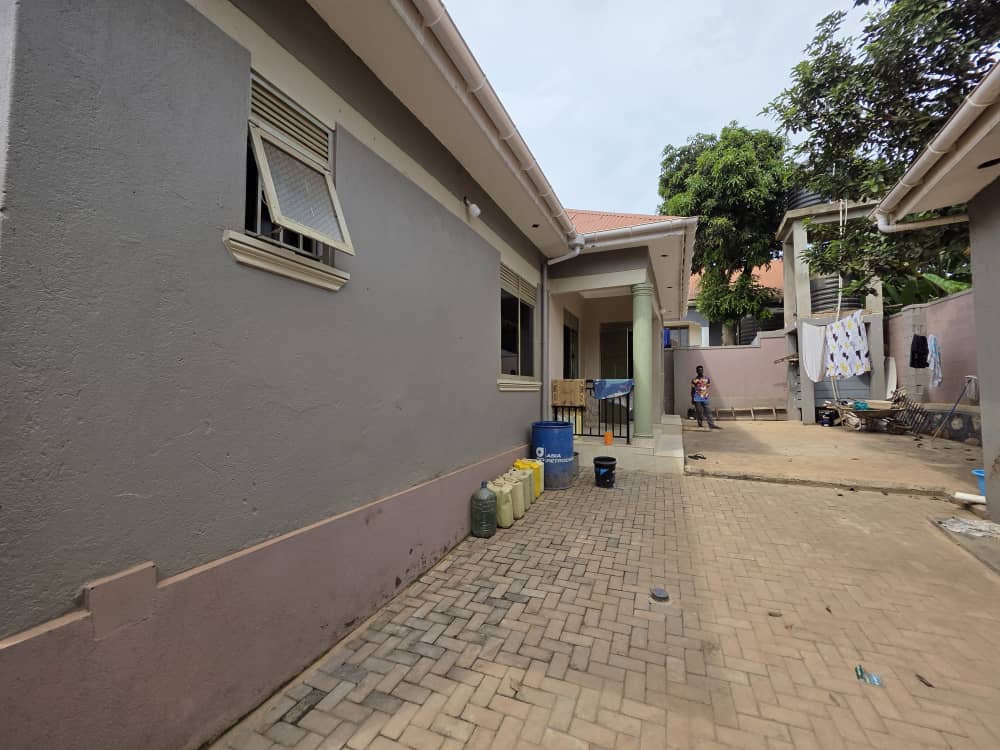 House 4sale Kitende entebbe road- 350m
