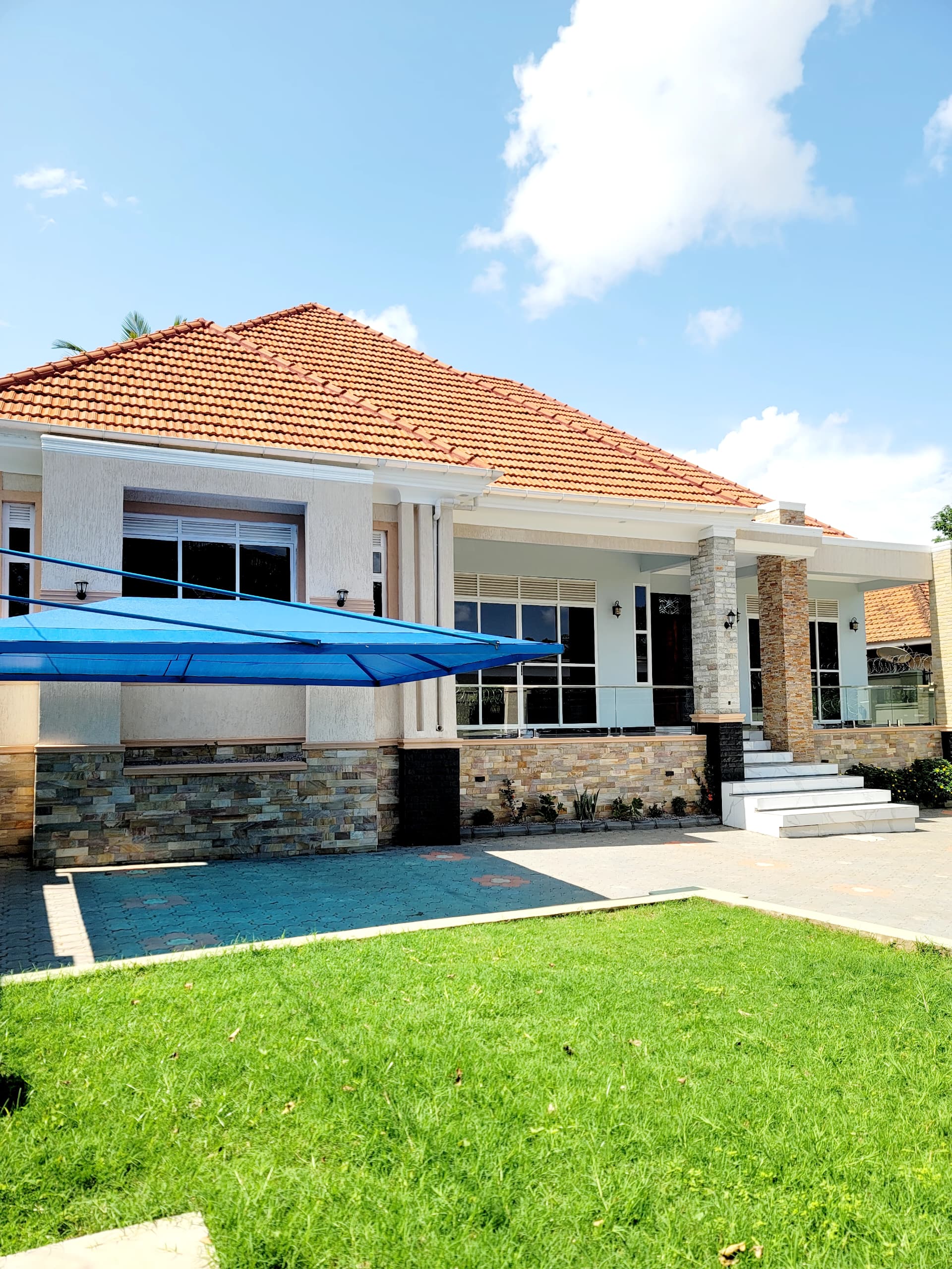 House for sale in Bwebaja akright city