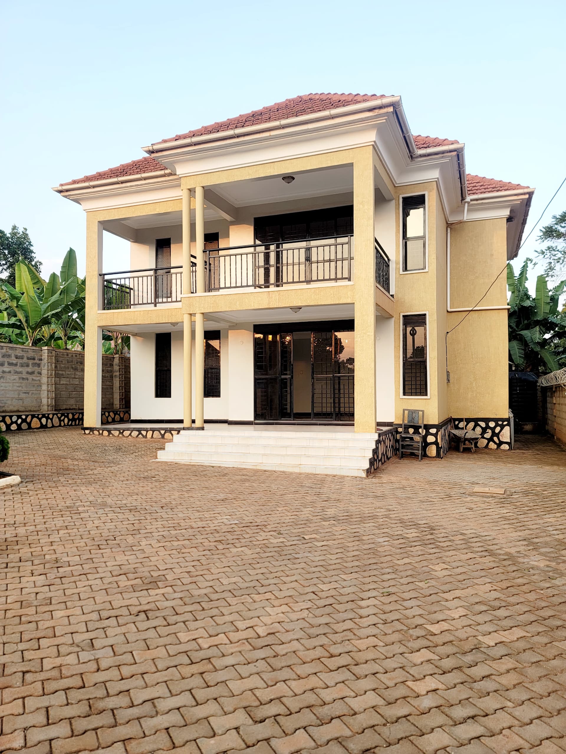 4 bedroom Flat house for sale in kitende kitovu entebbe rd 450m