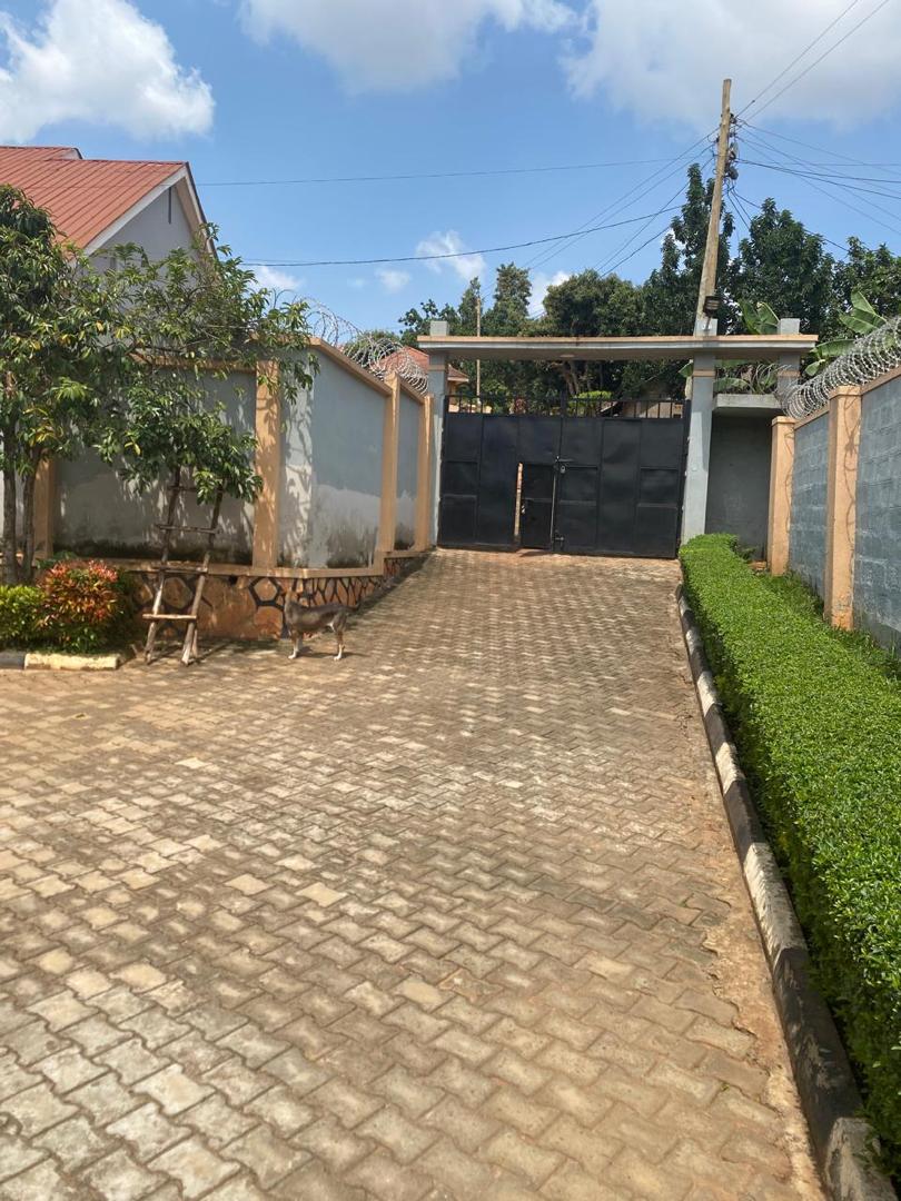 House 4sale kitende entebbe rd 370m