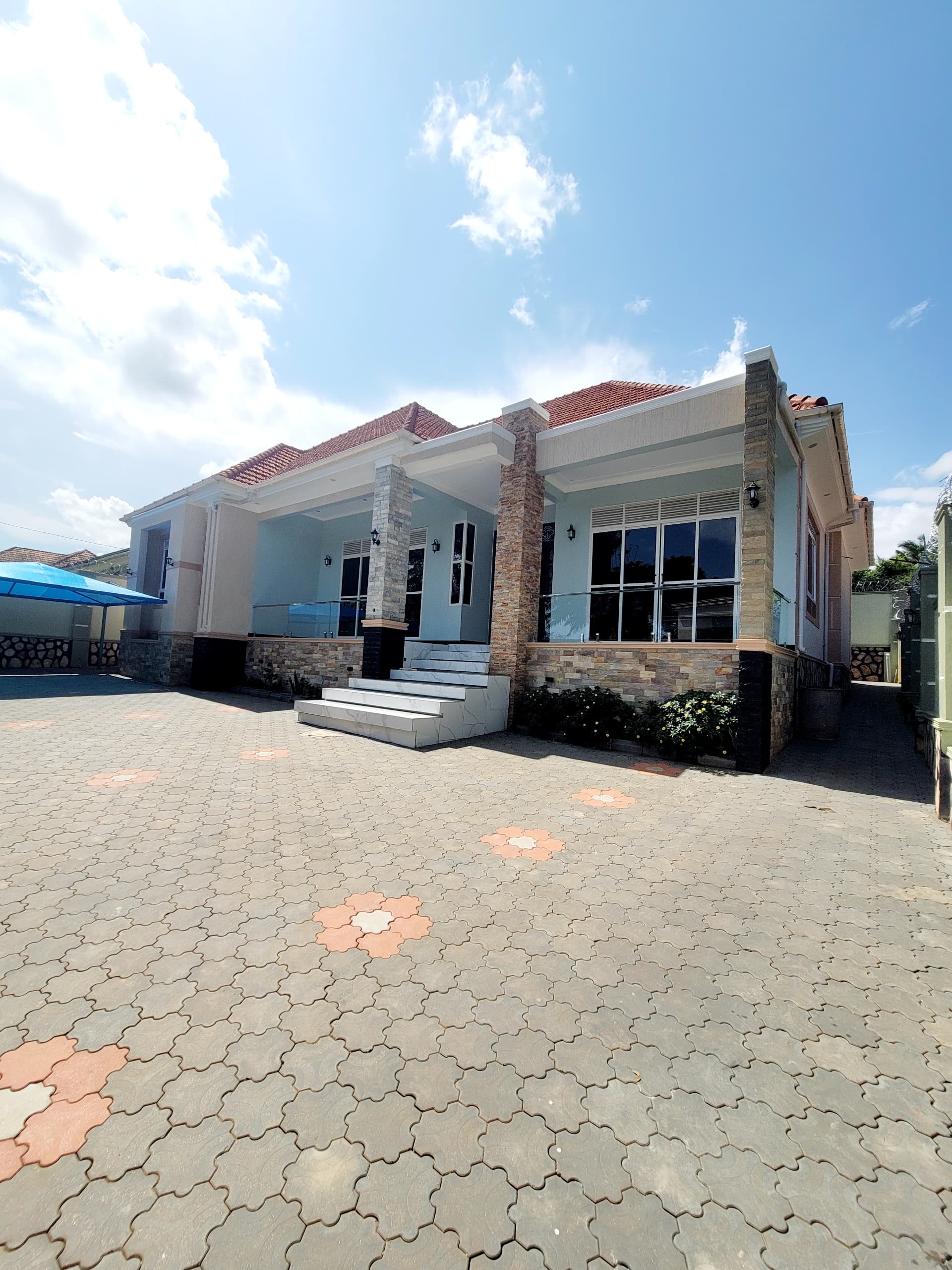 House for sale in Bwebaja akright city