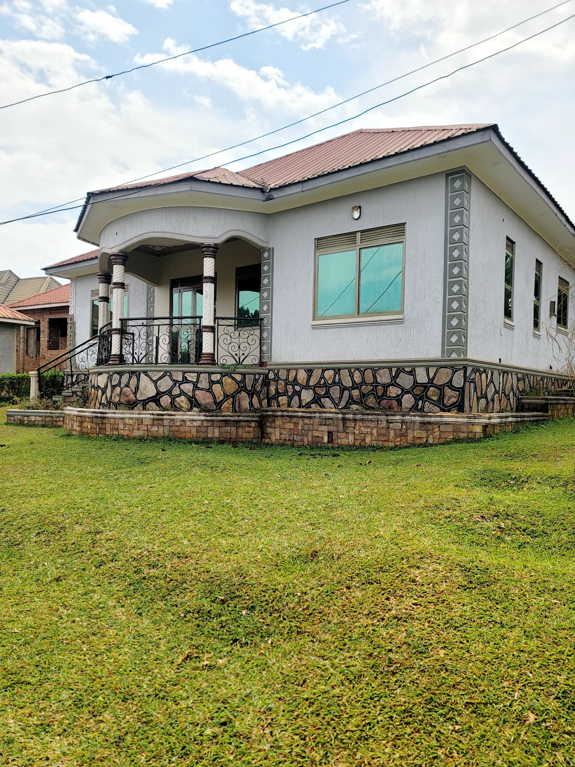 4BEDROOM house for sale at Kitende entebbe rd 210m