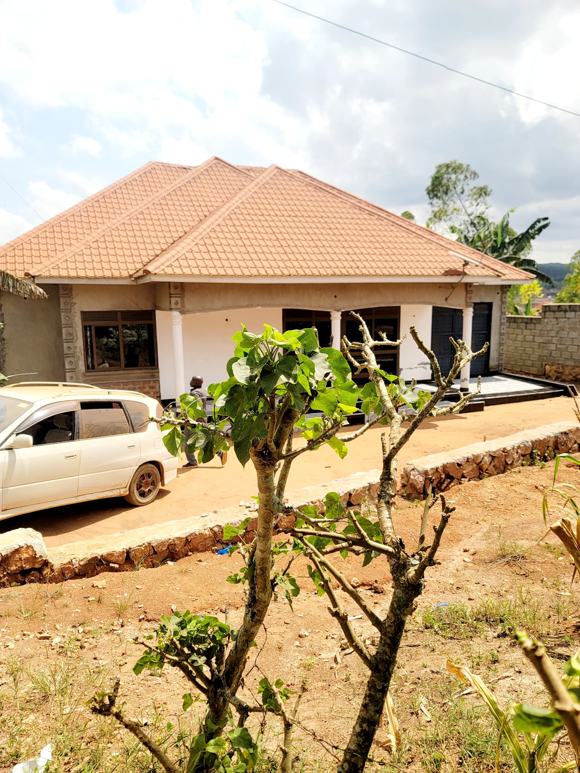 House for sale Kitende kitovu entebbe rd