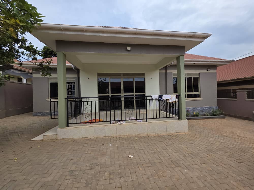 House 4sale Kitende entebbe road- 350m