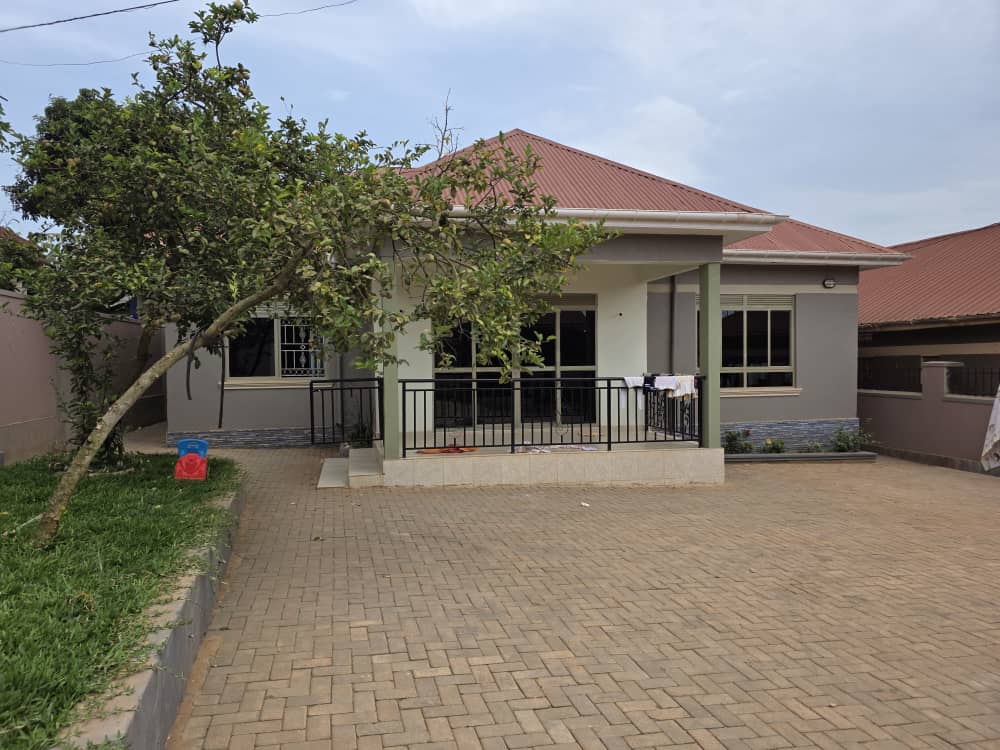 House 4sale Kitende entebbe road- 350m