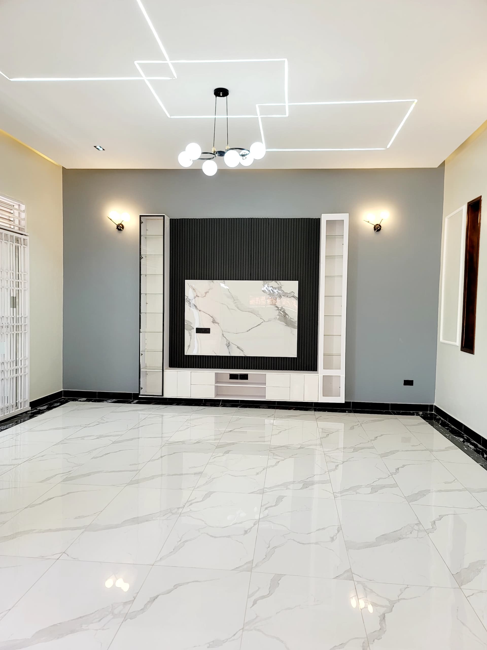 House for sale in Bwebaja akright city
