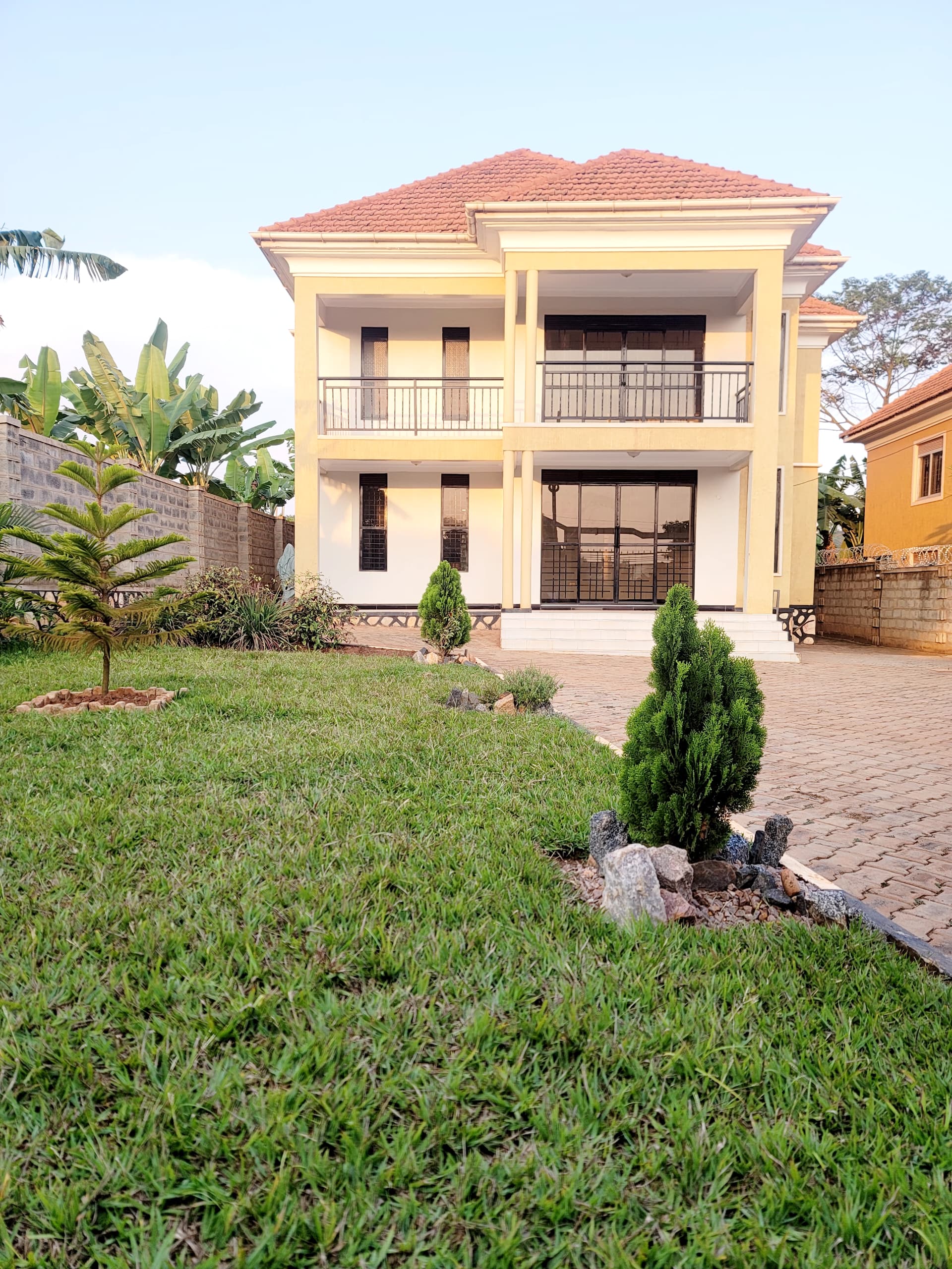 4 bedroom Flat house for sale in kitende kitovu entebbe rd 450m