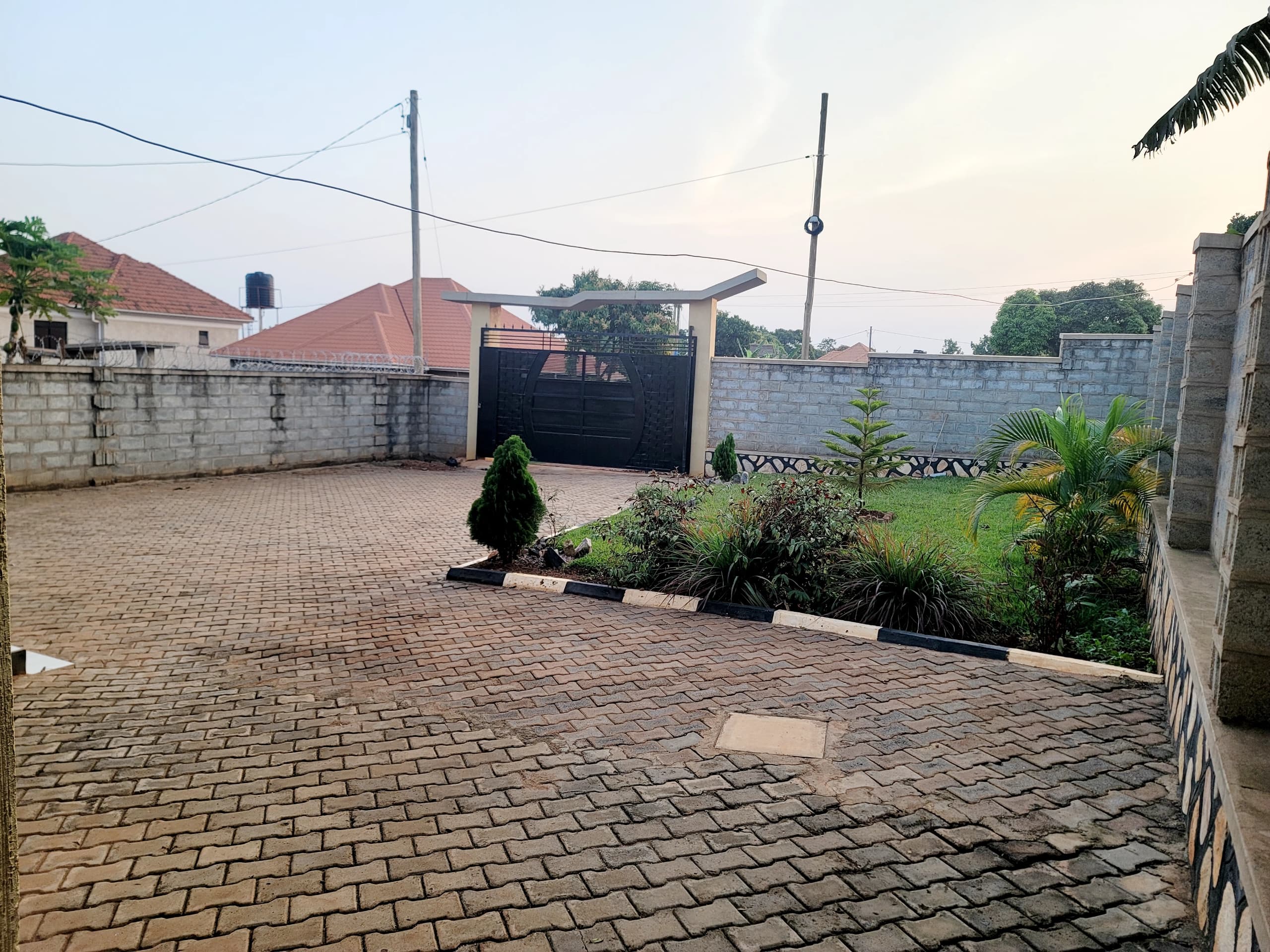 4 bedroom Flat house for sale in kitende kitovu entebbe rd 450m