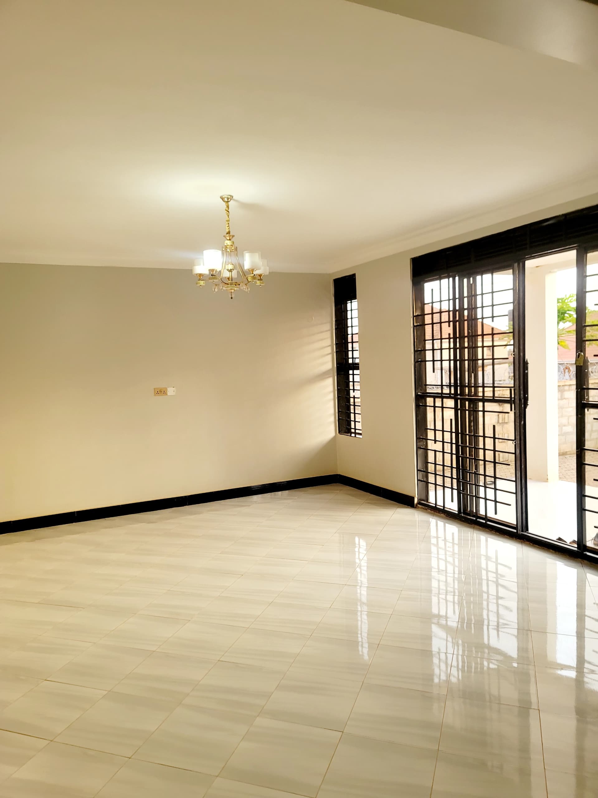 4 bedroom Flat house for sale in kitende kitovu entebbe rd 450m