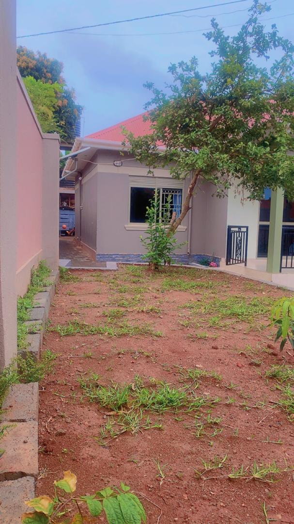3bedroom house 4 sale Kitende near st Mary's stadium 350m