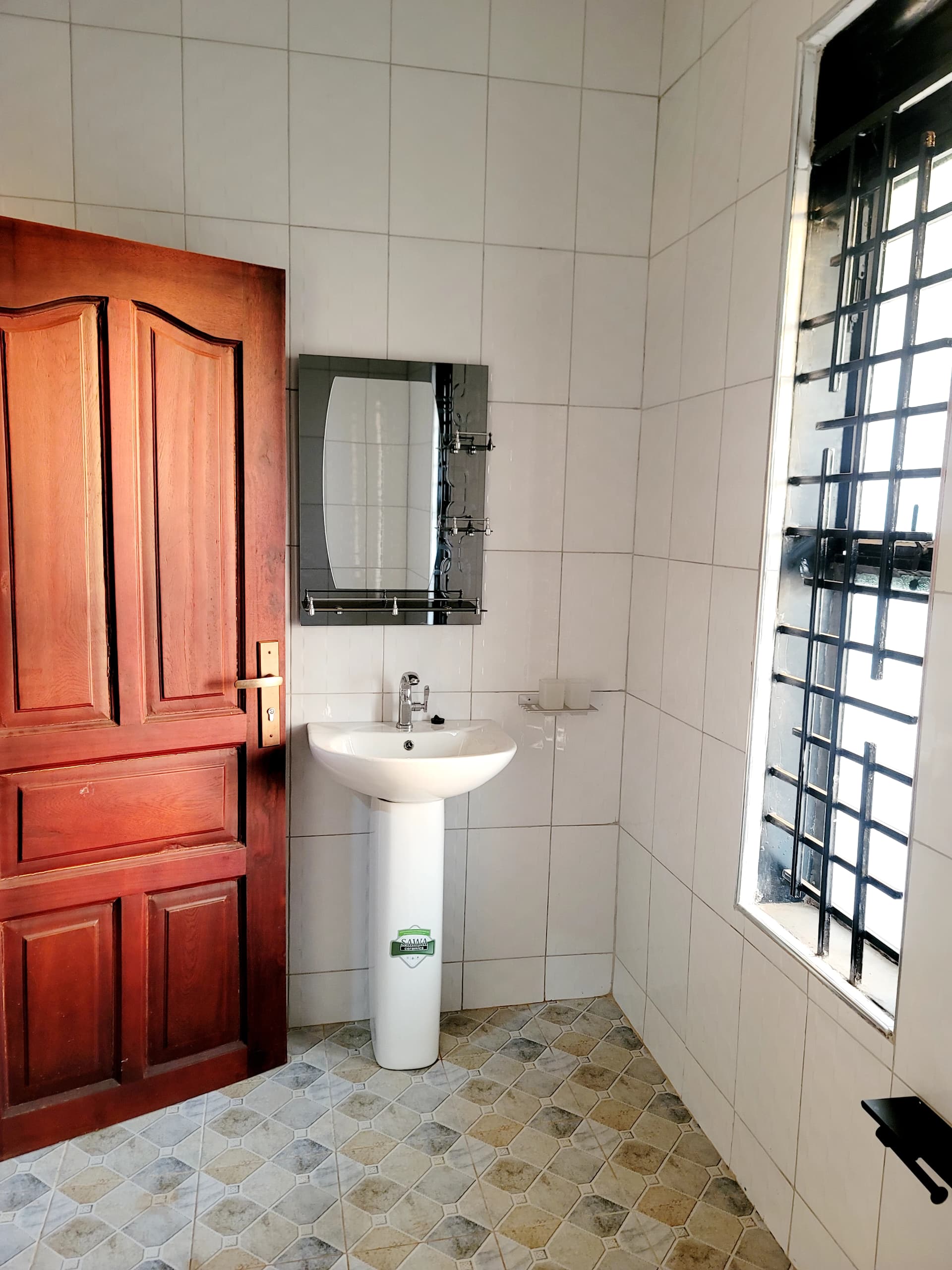 4 bedroom Flat house for sale in kitende kitovu entebbe rd 450m