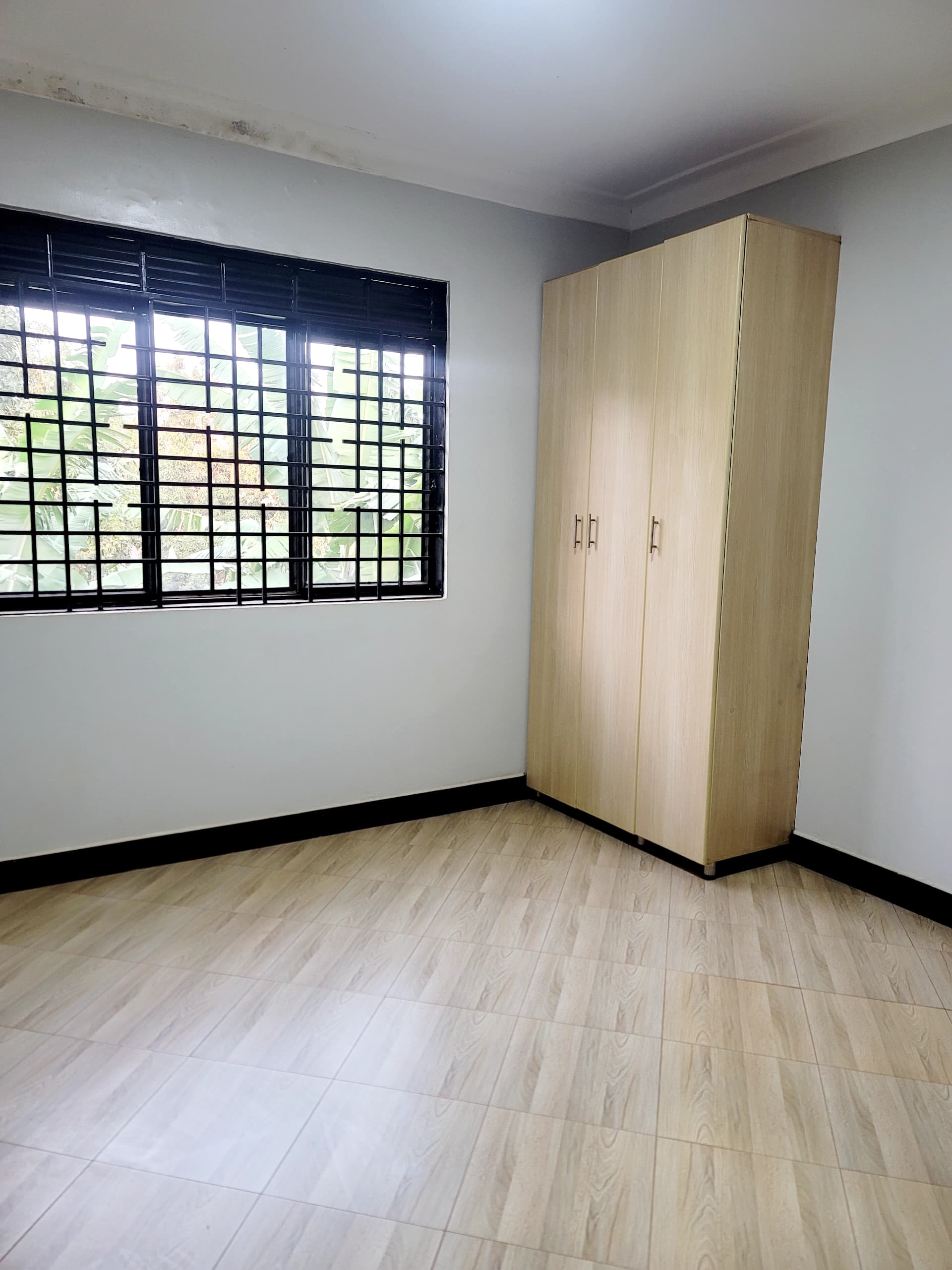 4 bedroom Flat house for sale in kitende kitovu entebbe rd 450m