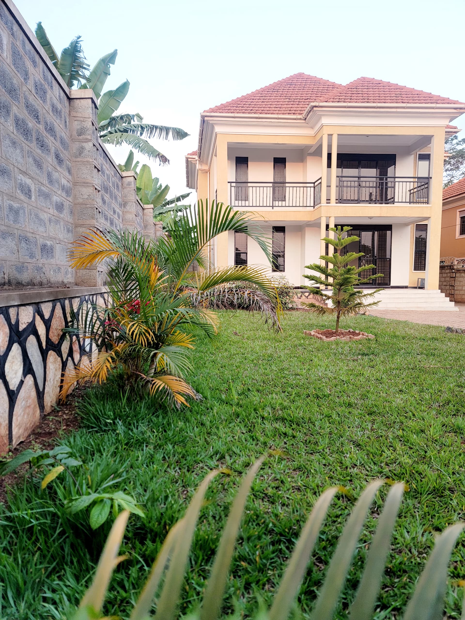 4 bedroom Flat house for sale in kitende kitovu entebbe rd 450m