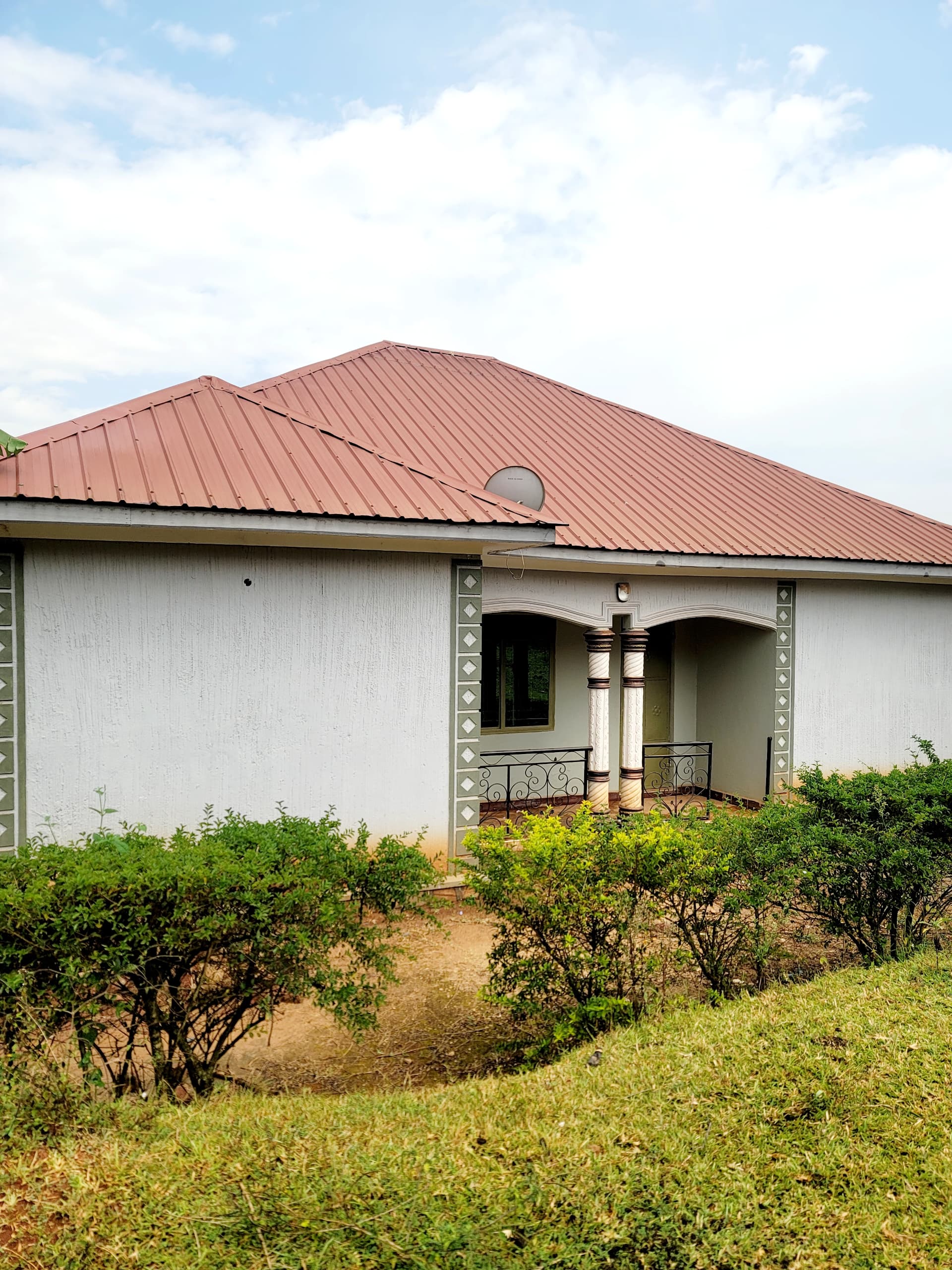 4BEDROOM house for sale at Kitende entebbe rd 210m