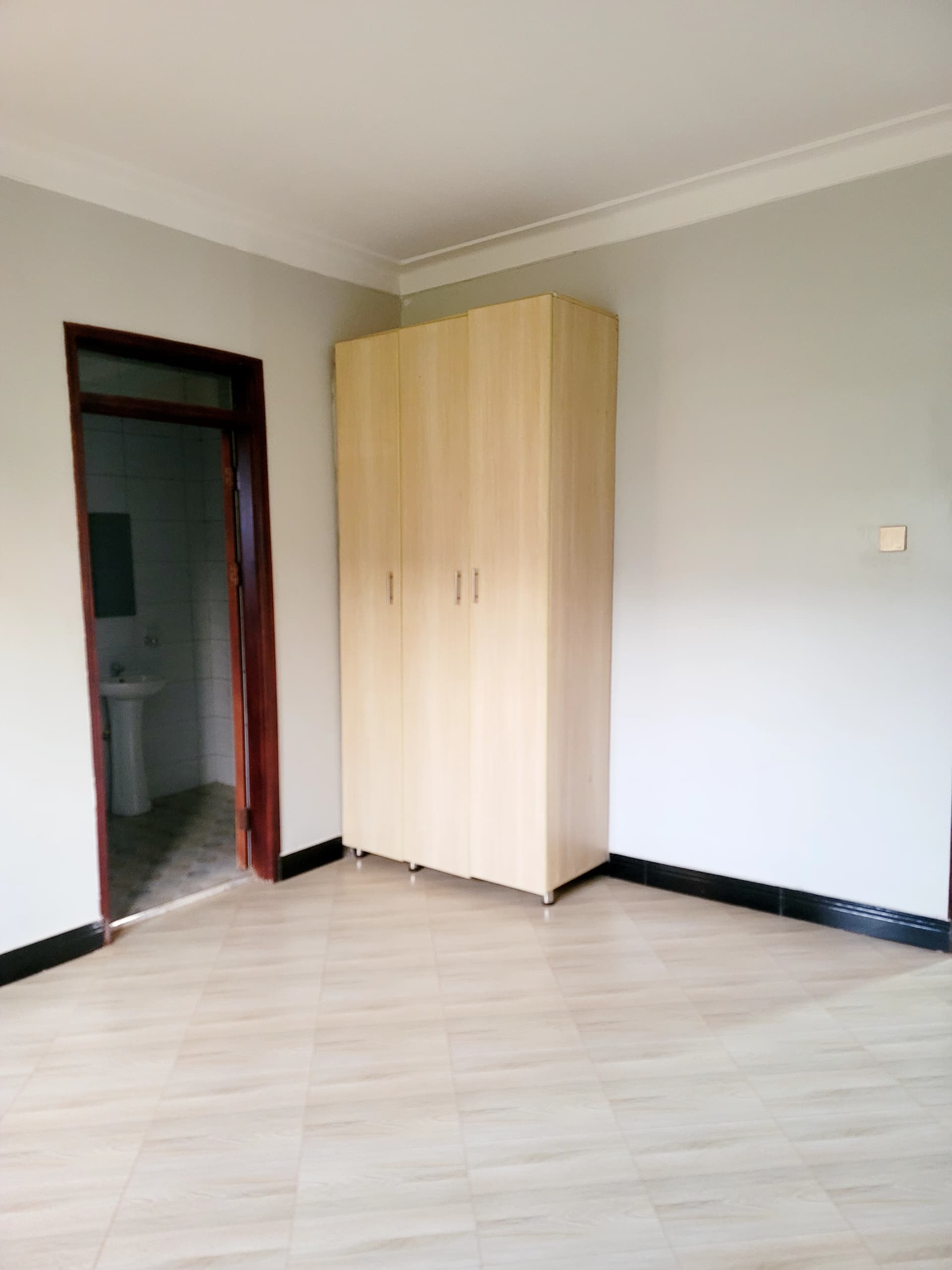 4 bedroom Flat house for sale in kitende kitovu entebbe rd 450m