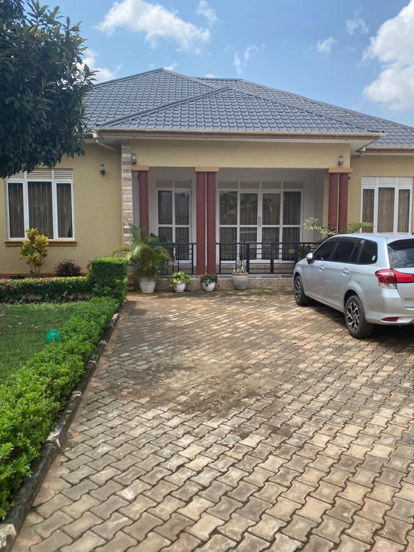 House 4sale kitende entebbe rd 370m