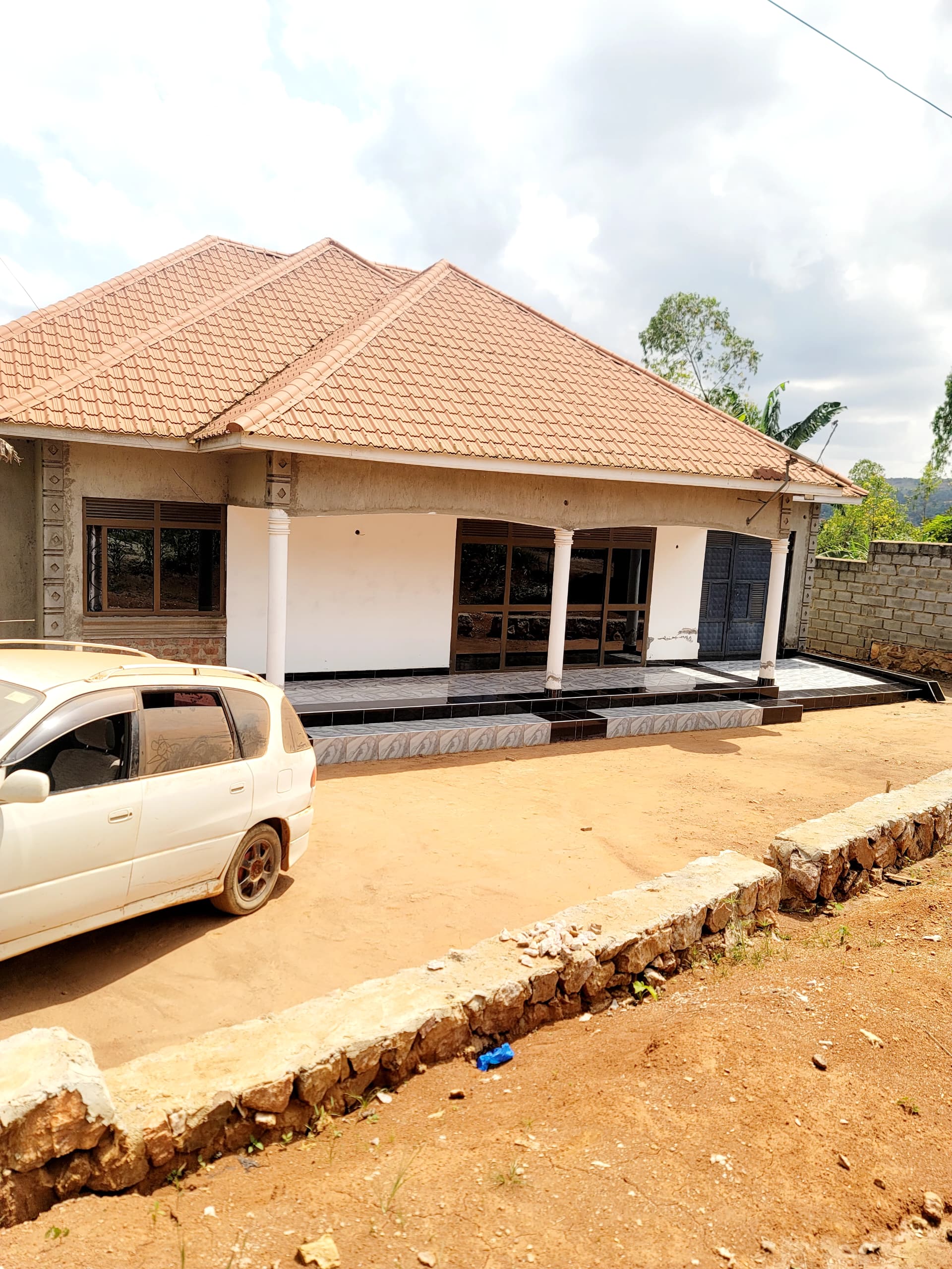 House for sale Kitende kitovu entebbe rd