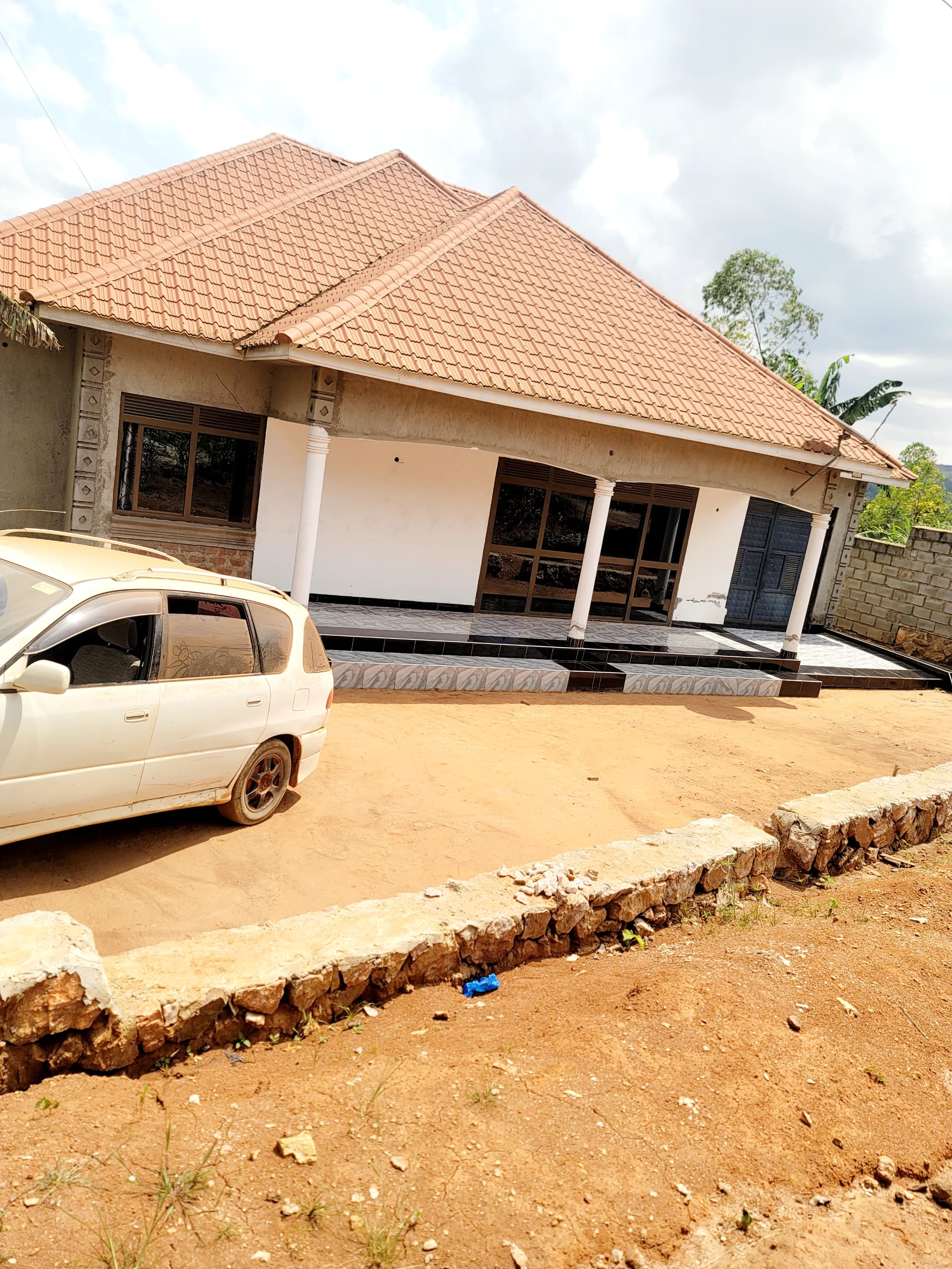 House for sale Kitende kitovu entebbe rd