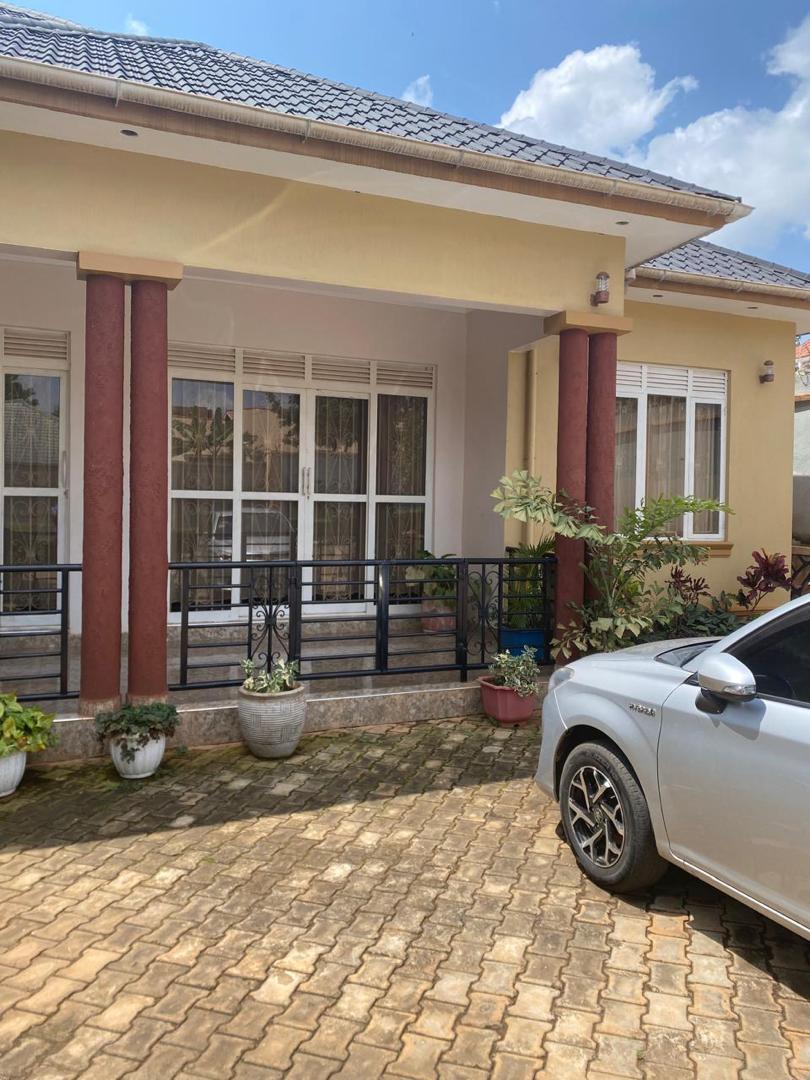 House 4sale kitende entebbe rd 370m