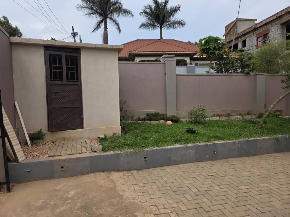 House 4sale Kitende entebbe road- 350m
