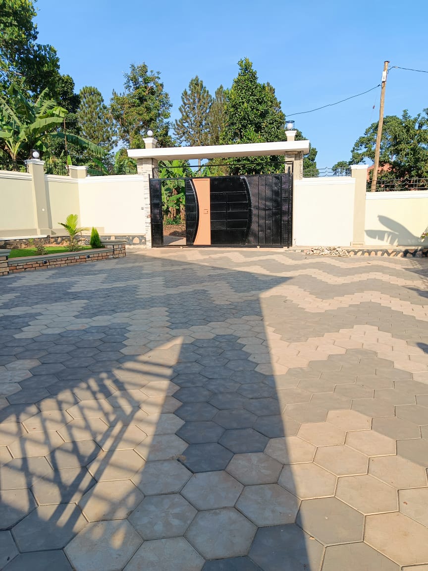 Brand new house kitende lumuli