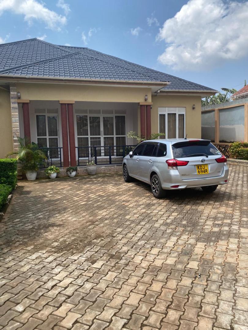 House 4sale kitende entebbe rd 370m
