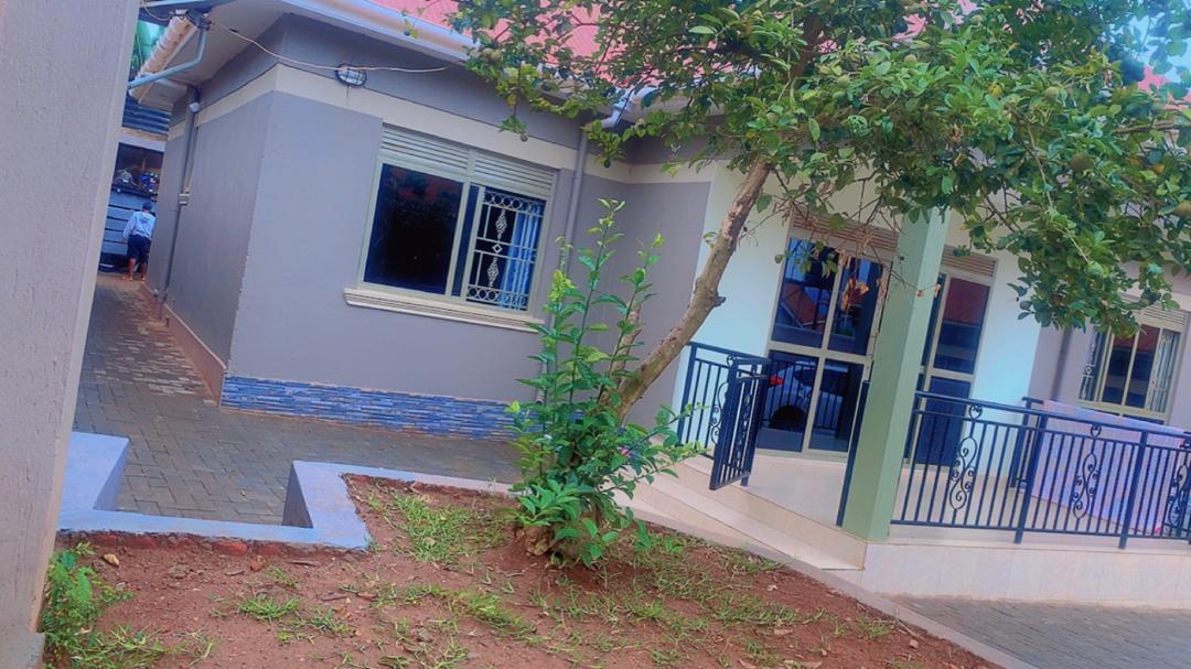 3bedroom house 4 sale Kitende near st Mary's stadium 350m