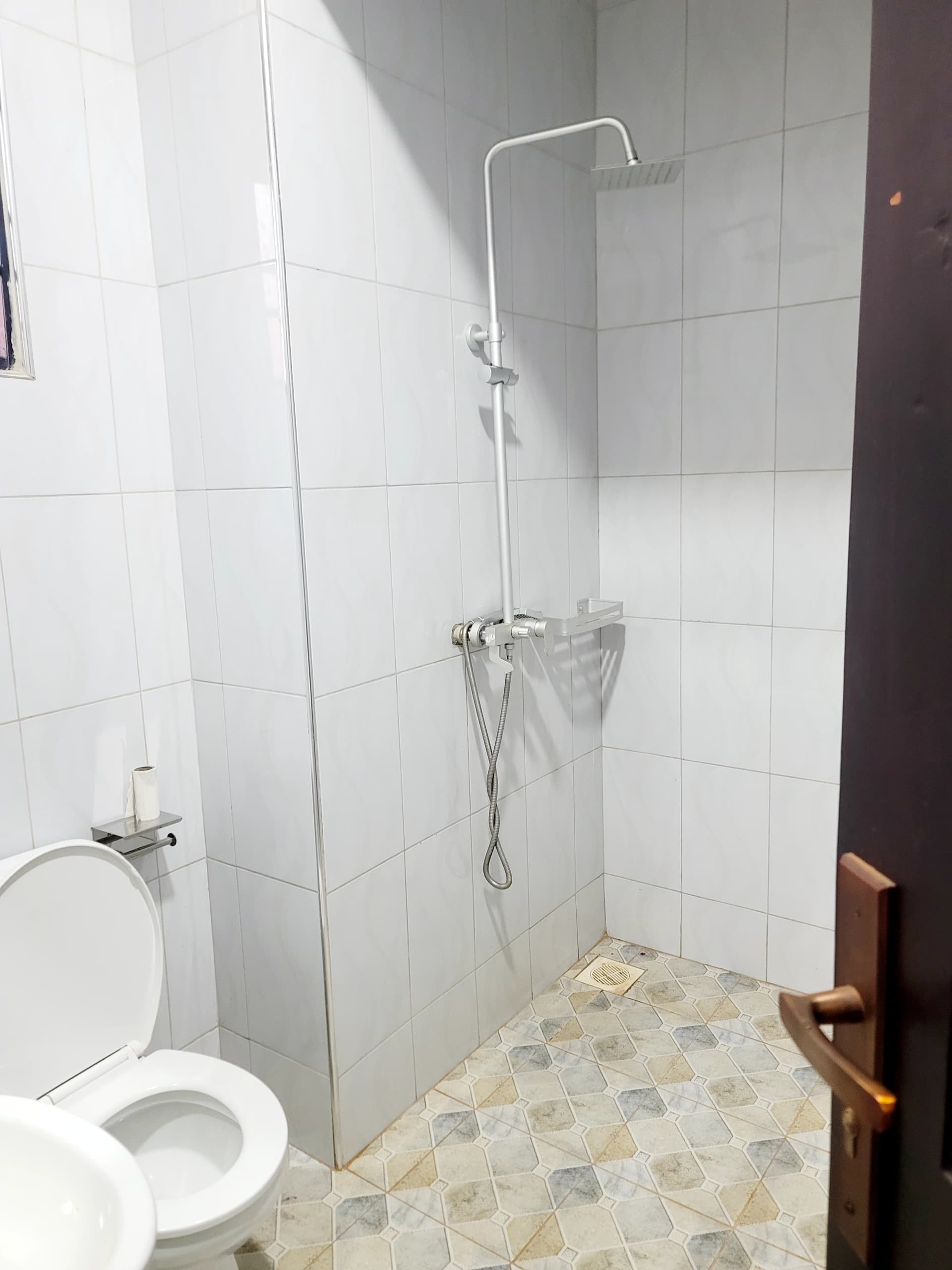 4 bedroom Flat house for sale in kitende kitovu entebbe rd 450m
