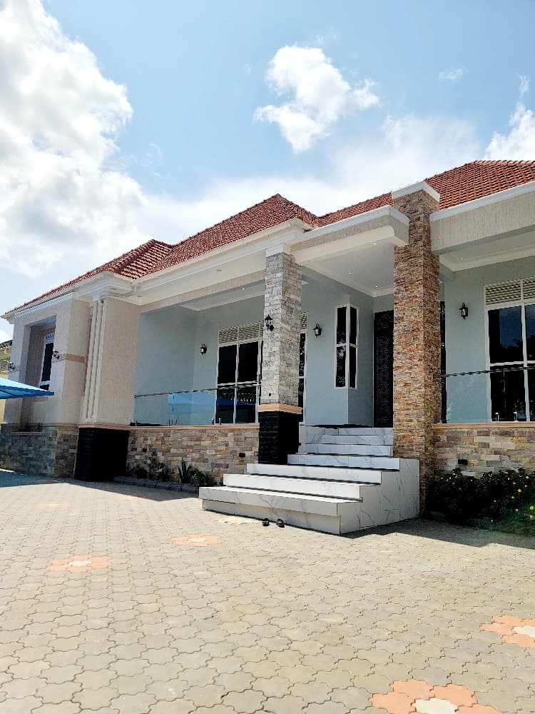 House for sale in Bwebaja akright city