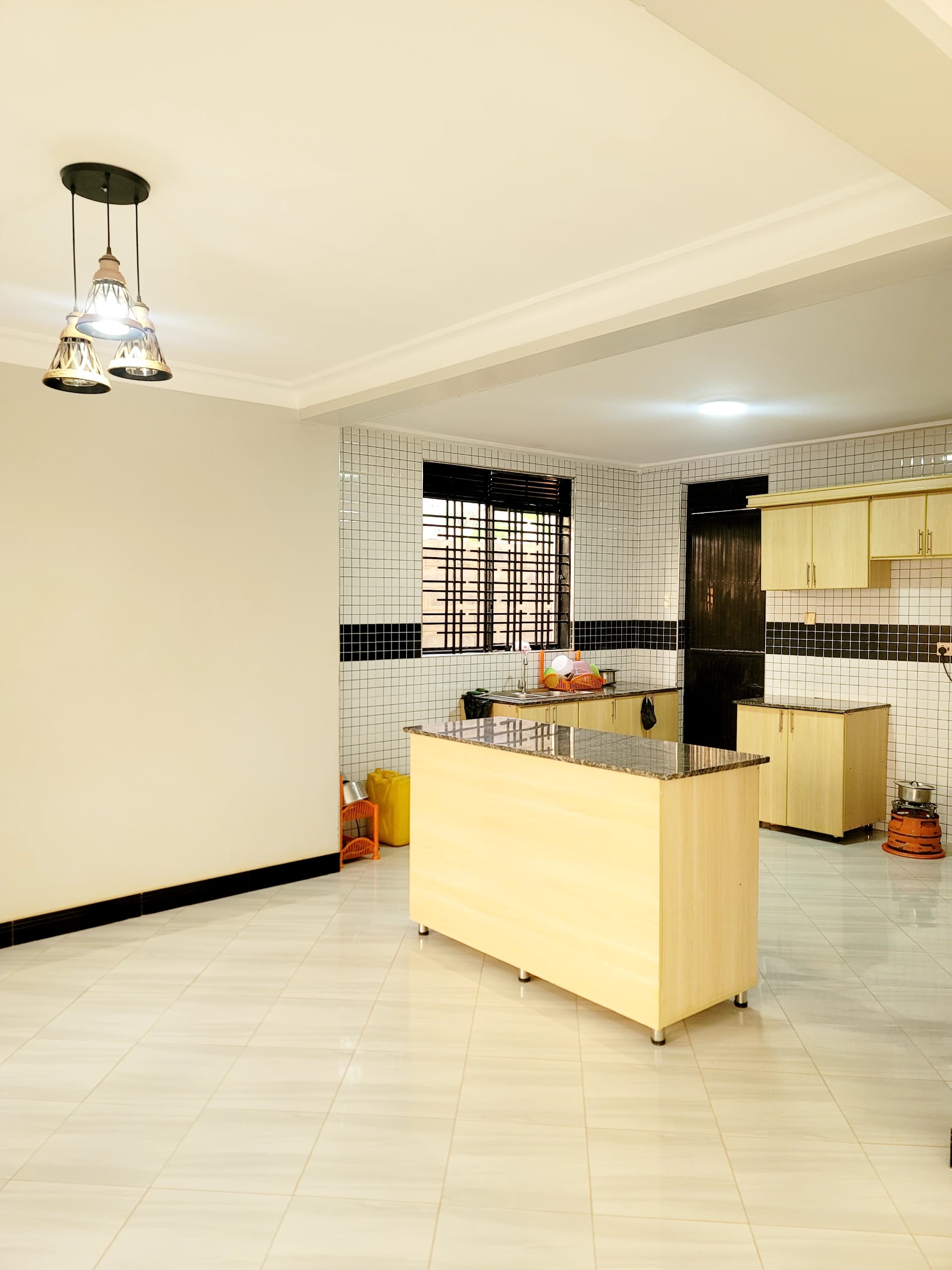 4 bedroom Flat house for sale in kitende kitovu entebbe rd 450m