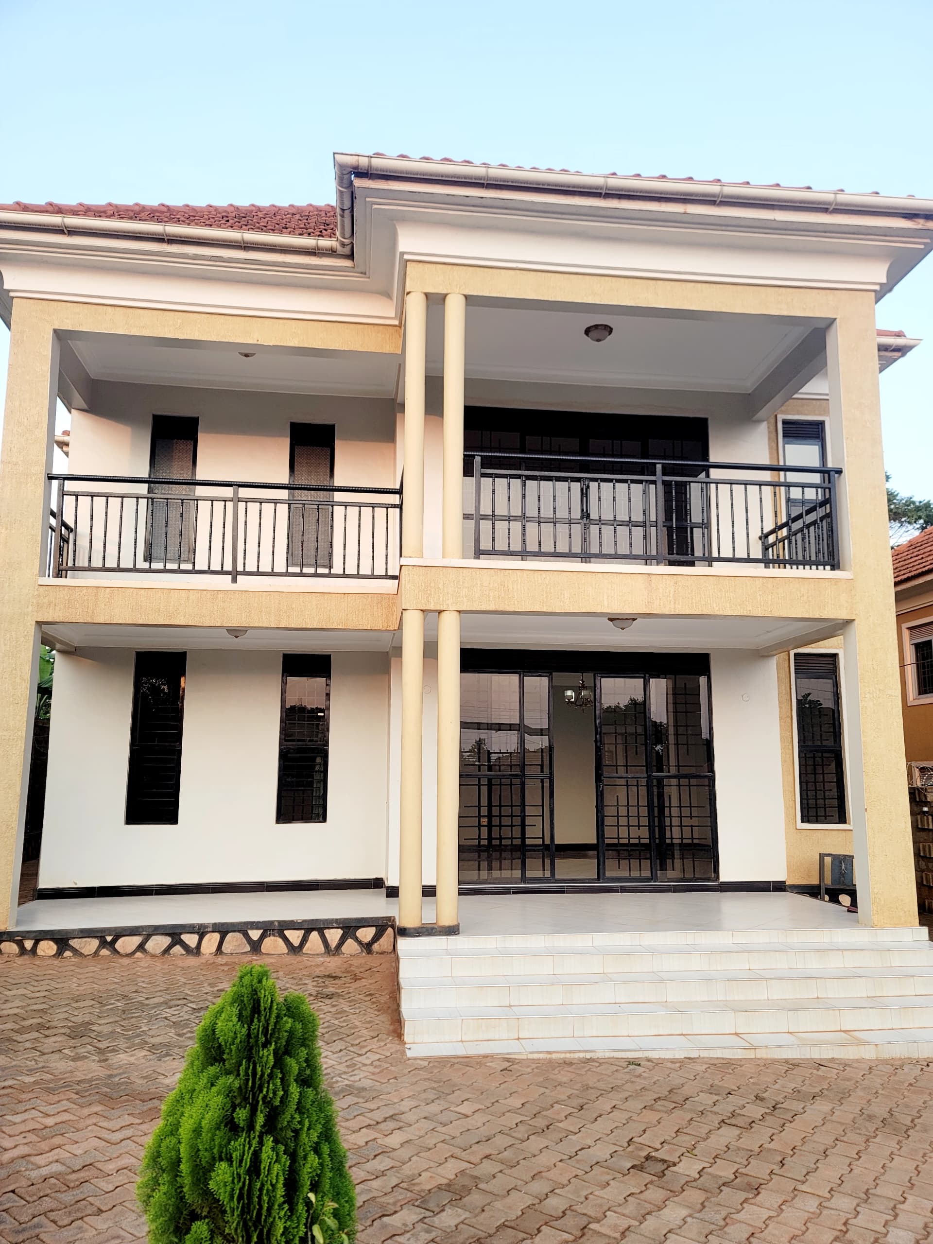 4 bedroom Flat house for sale in kitende kitovu entebbe rd 450m