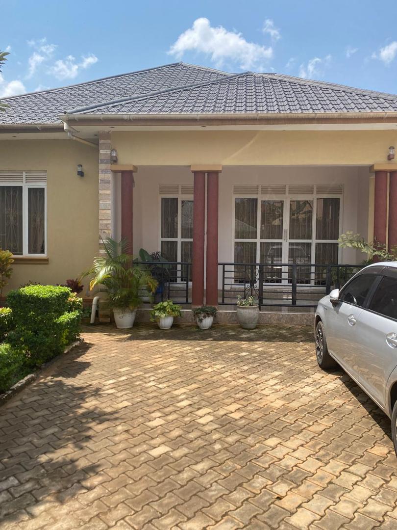 House 4sale kitende entebbe rd 370m