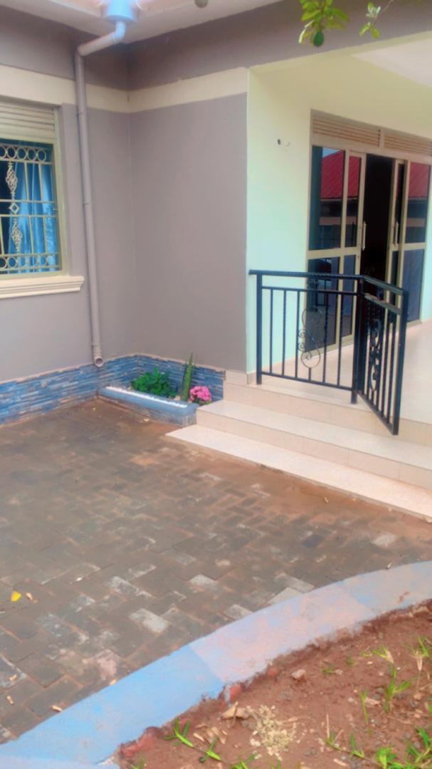 3bedroom house 4 sale Kitende near st Mary's stadium 350m