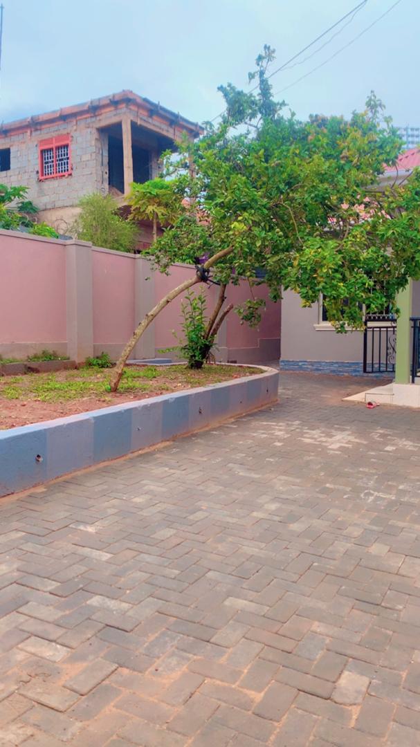 3bedroom house 4 sale Kitende near st Mary's stadium 350m