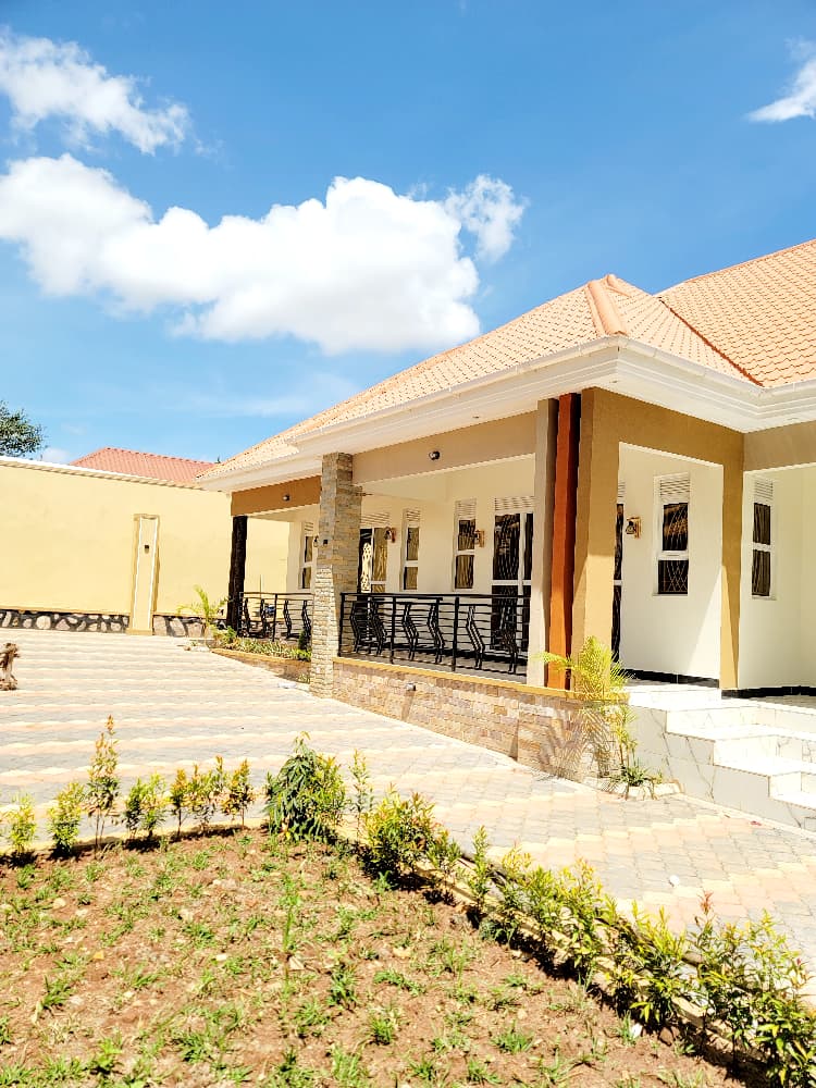 House in Kitende for 550m