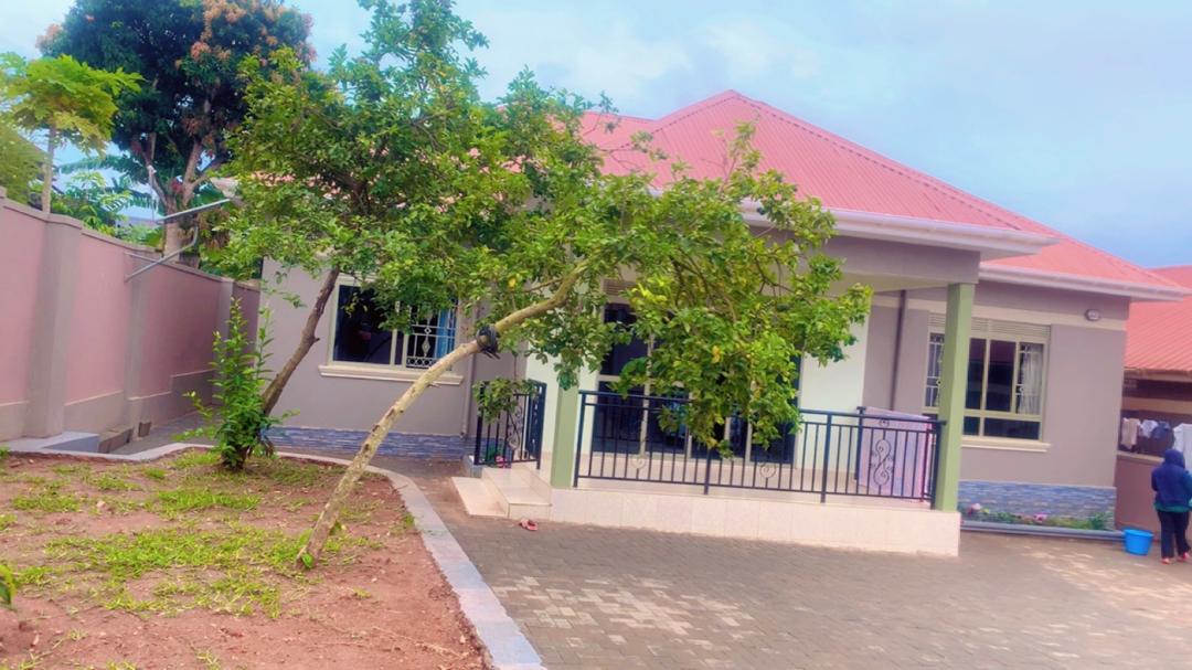 3bedroom house 4 sale Kitende near st Mary's stadium 350m