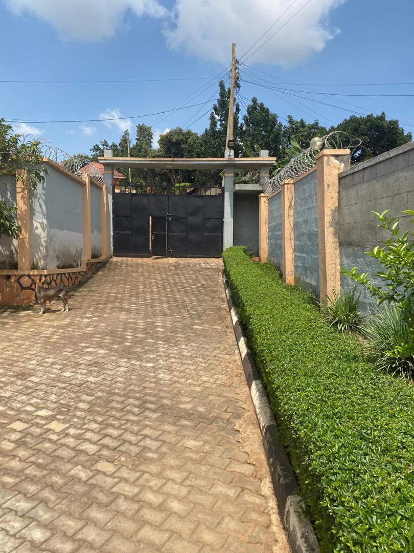 House 4sale kitende entebbe rd 370m