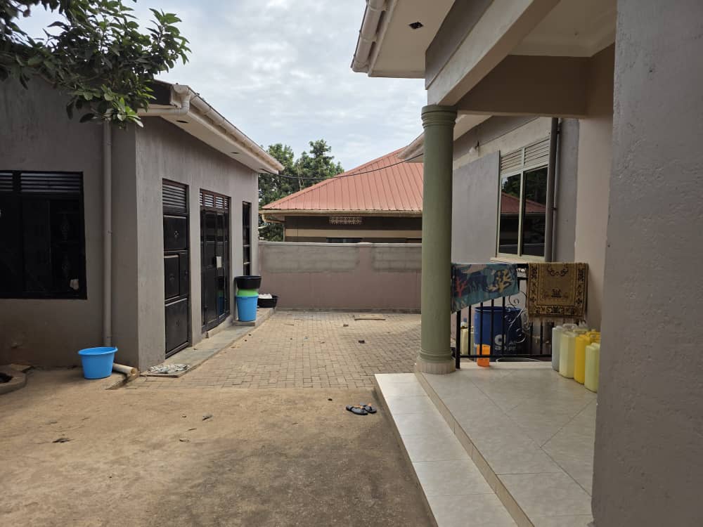 House 4sale Kitende entebbe road- 350m