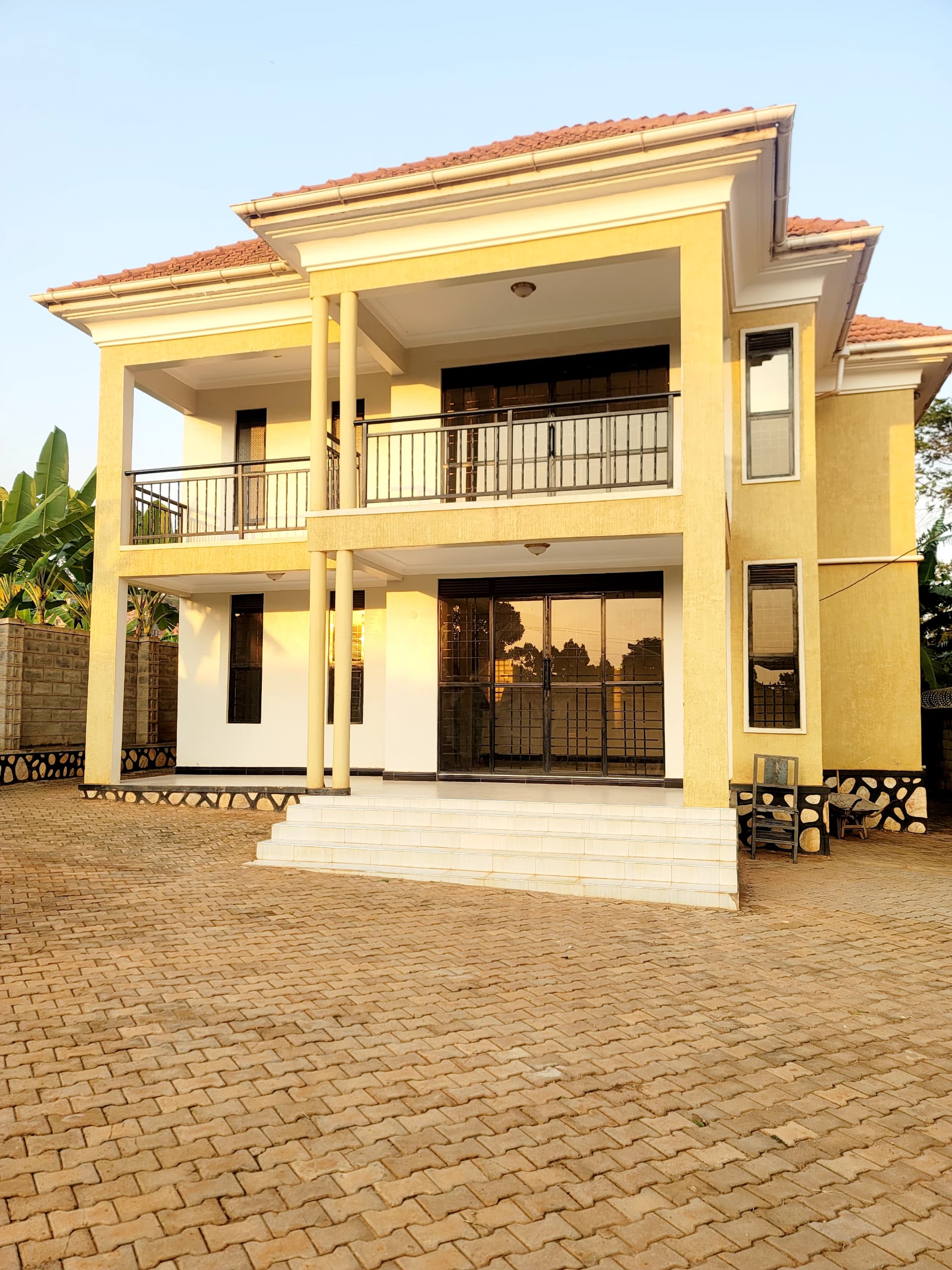 4 bedroom Flat house for sale in kitende kitovu entebbe rd 450m