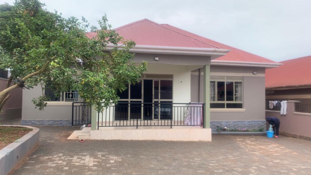 3bedroom house 4 sale Kitende near st Mary's stadium 350m