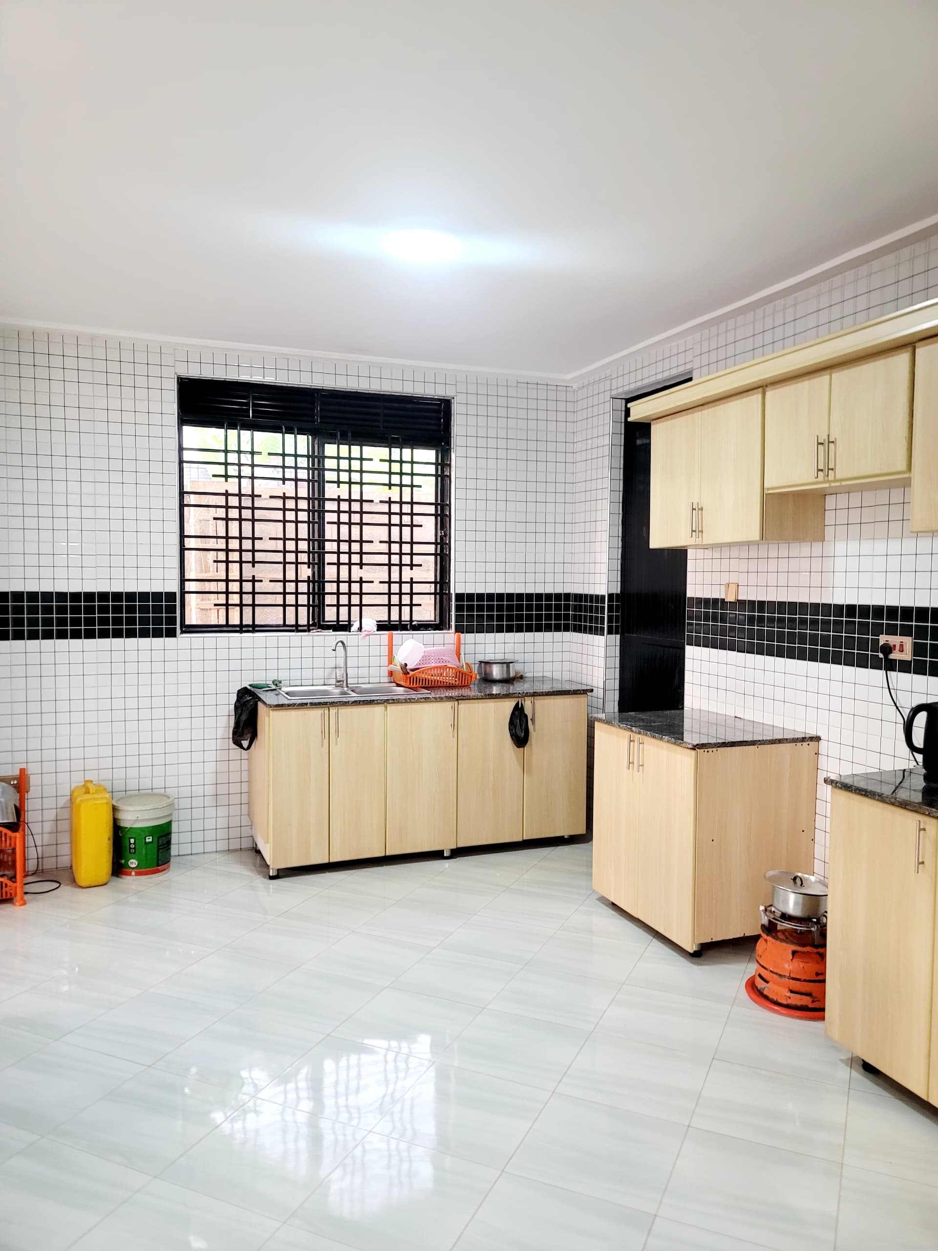 4 bedroom Flat house for sale in kitende kitovu entebbe rd 450m