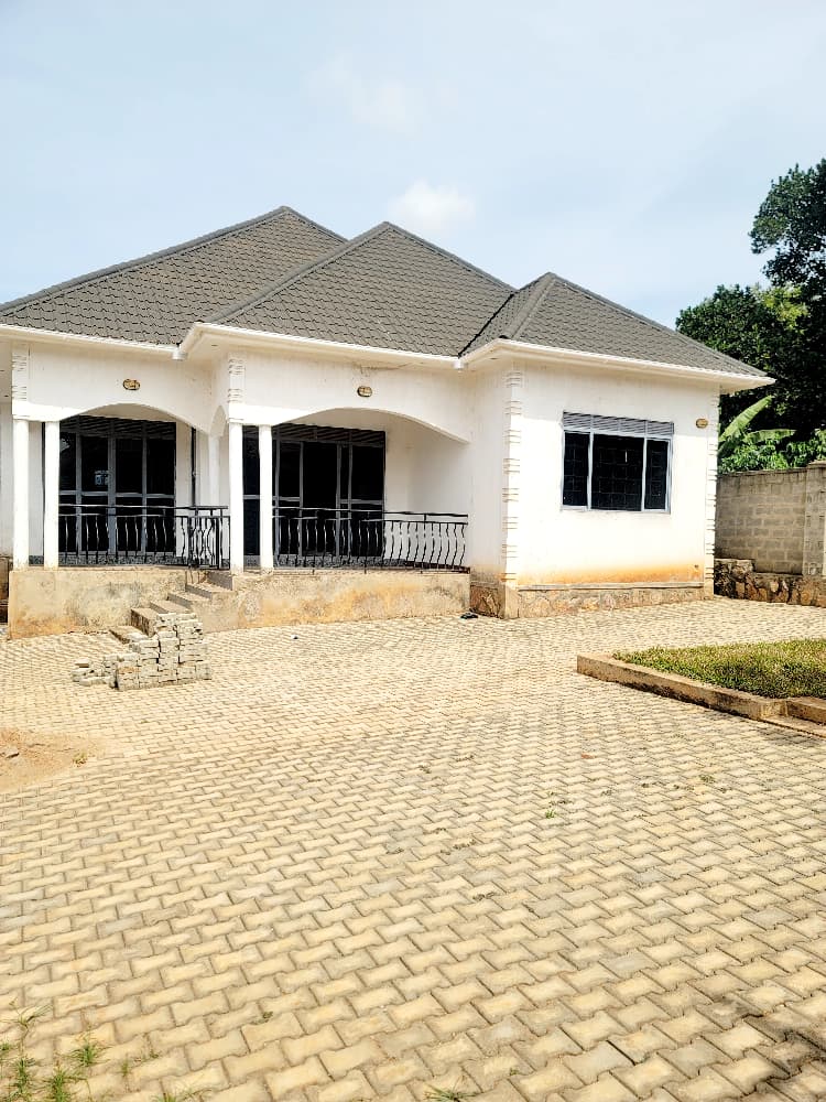 House 4 sale Bwebajja entebbe rd 350m