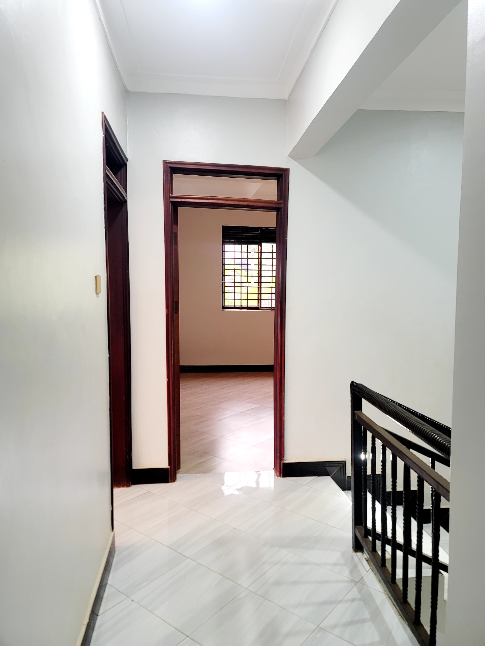 4 bedroom Flat house for sale in kitende kitovu entebbe rd 450m