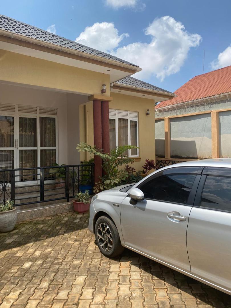 House 4sale kitende entebbe rd 370m