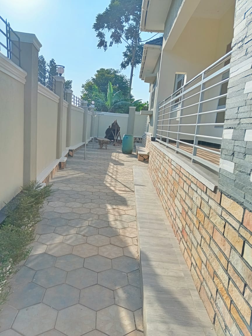 Brand new house kitende lumuli
