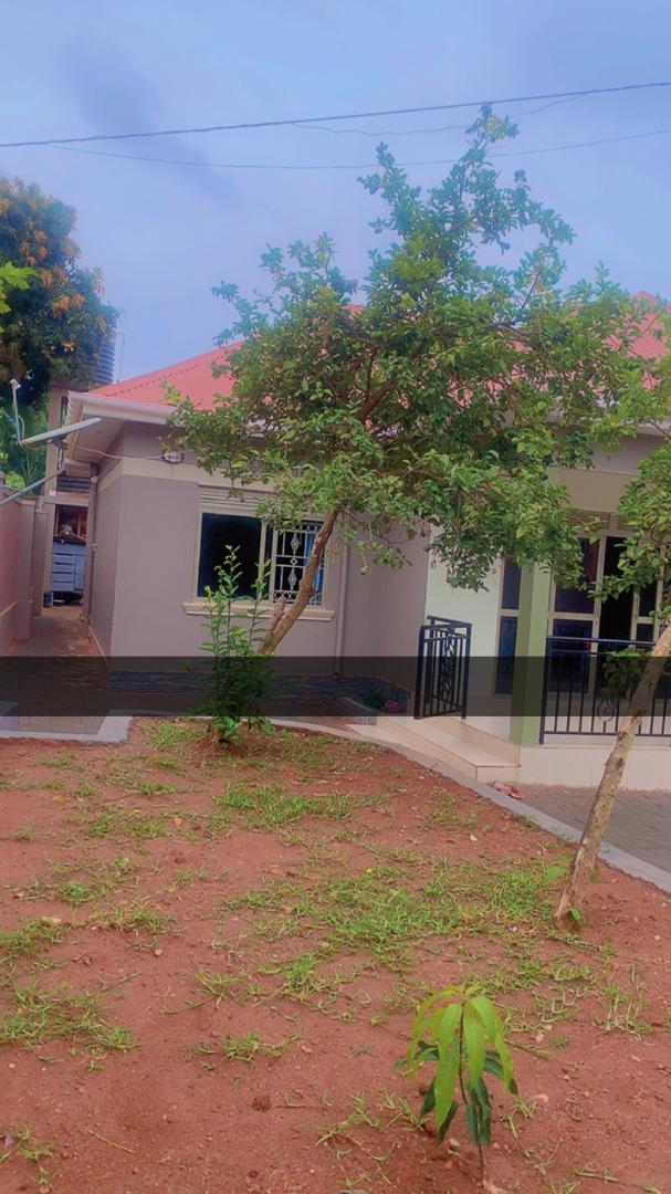 3bedroom house 4 sale Kitende near st Mary's stadium 350m